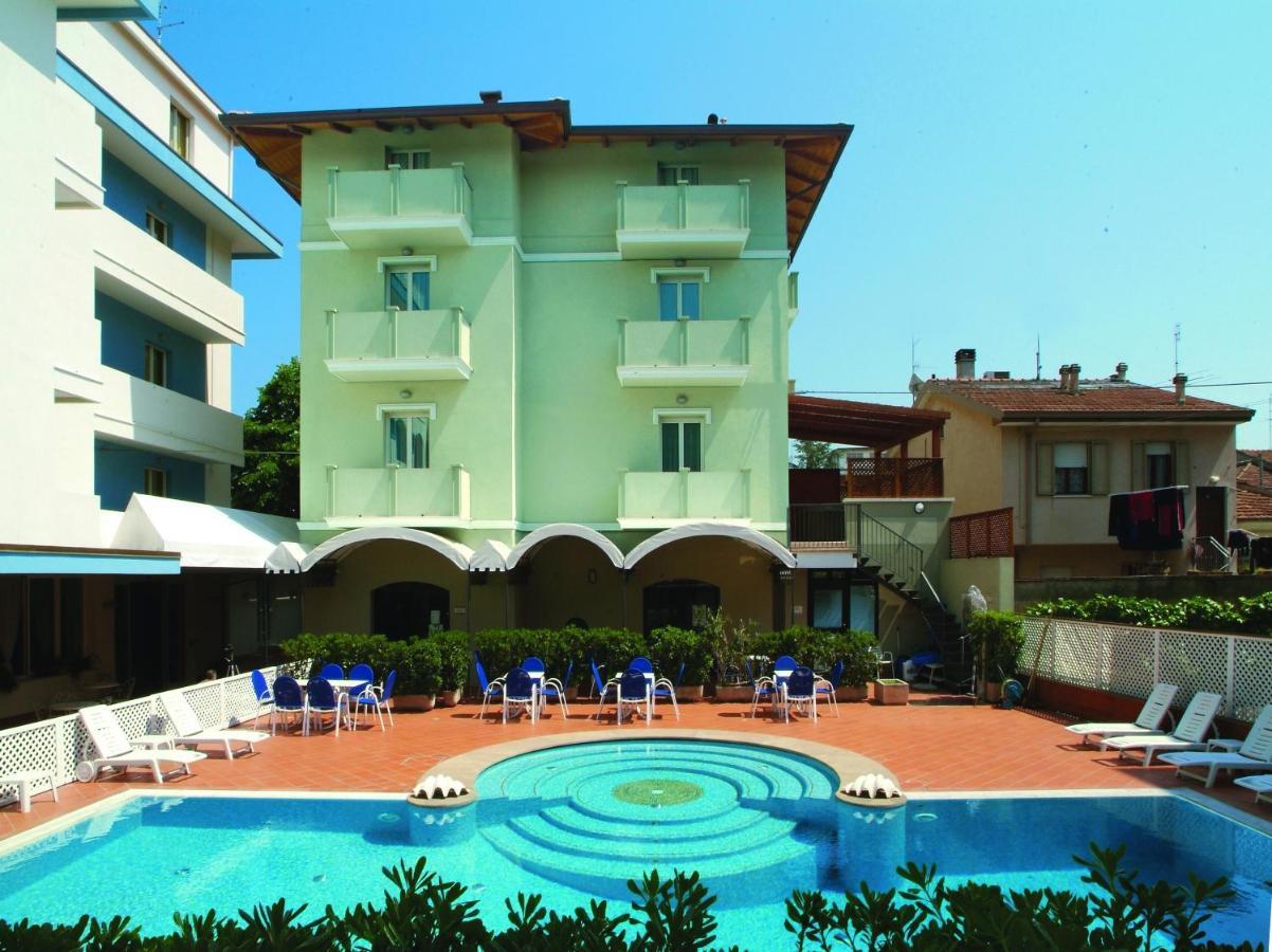 Residence Il Capodoglio Римини Екстериор снимка