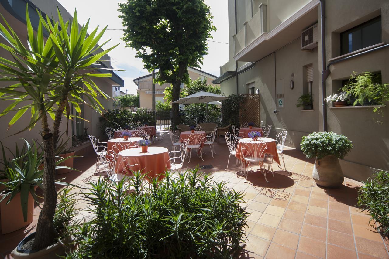 Residence Il Capodoglio Римини Екстериор снимка